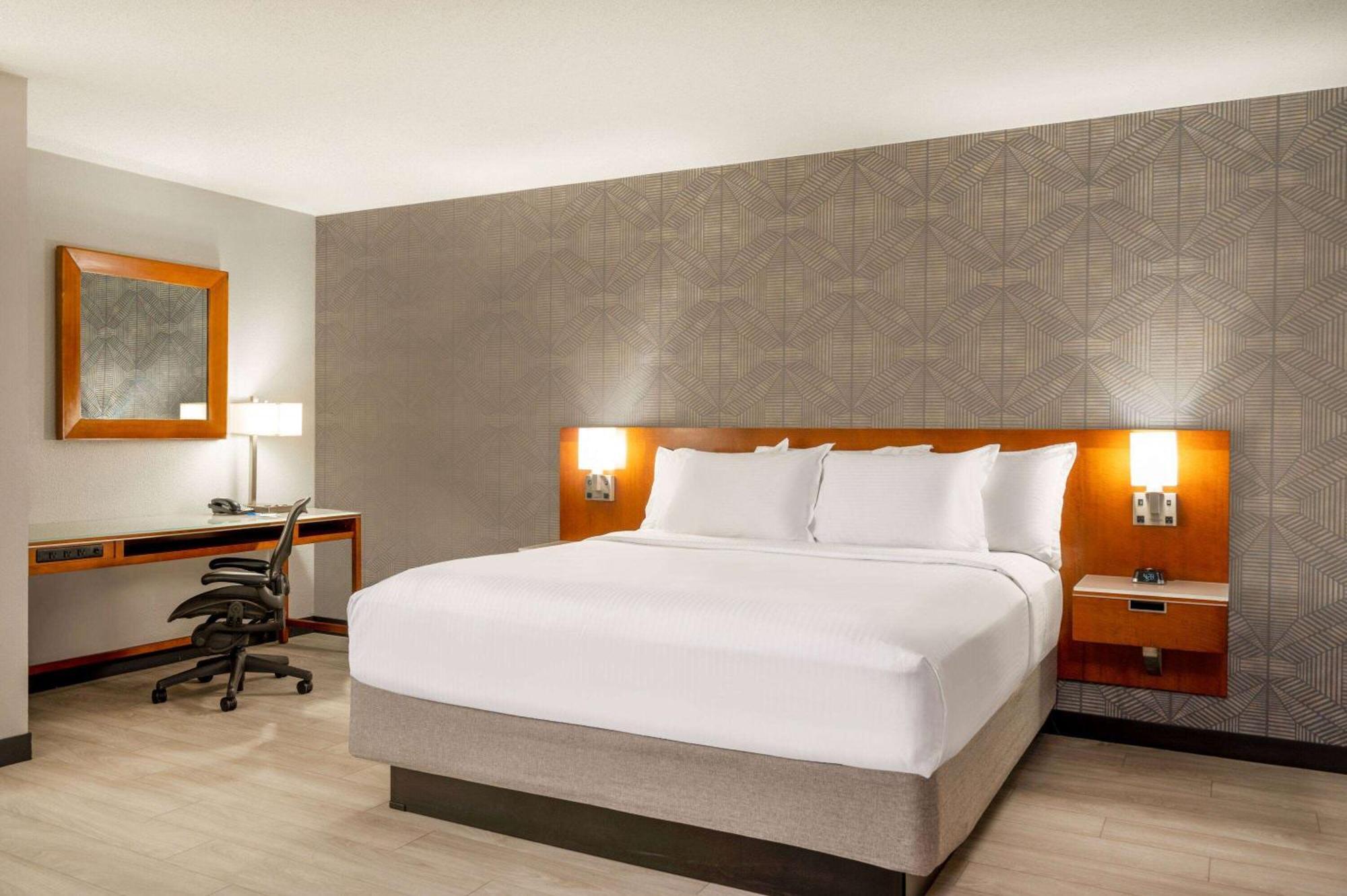 Wyndham Indianapolis Airport Hotel Bagian luar foto