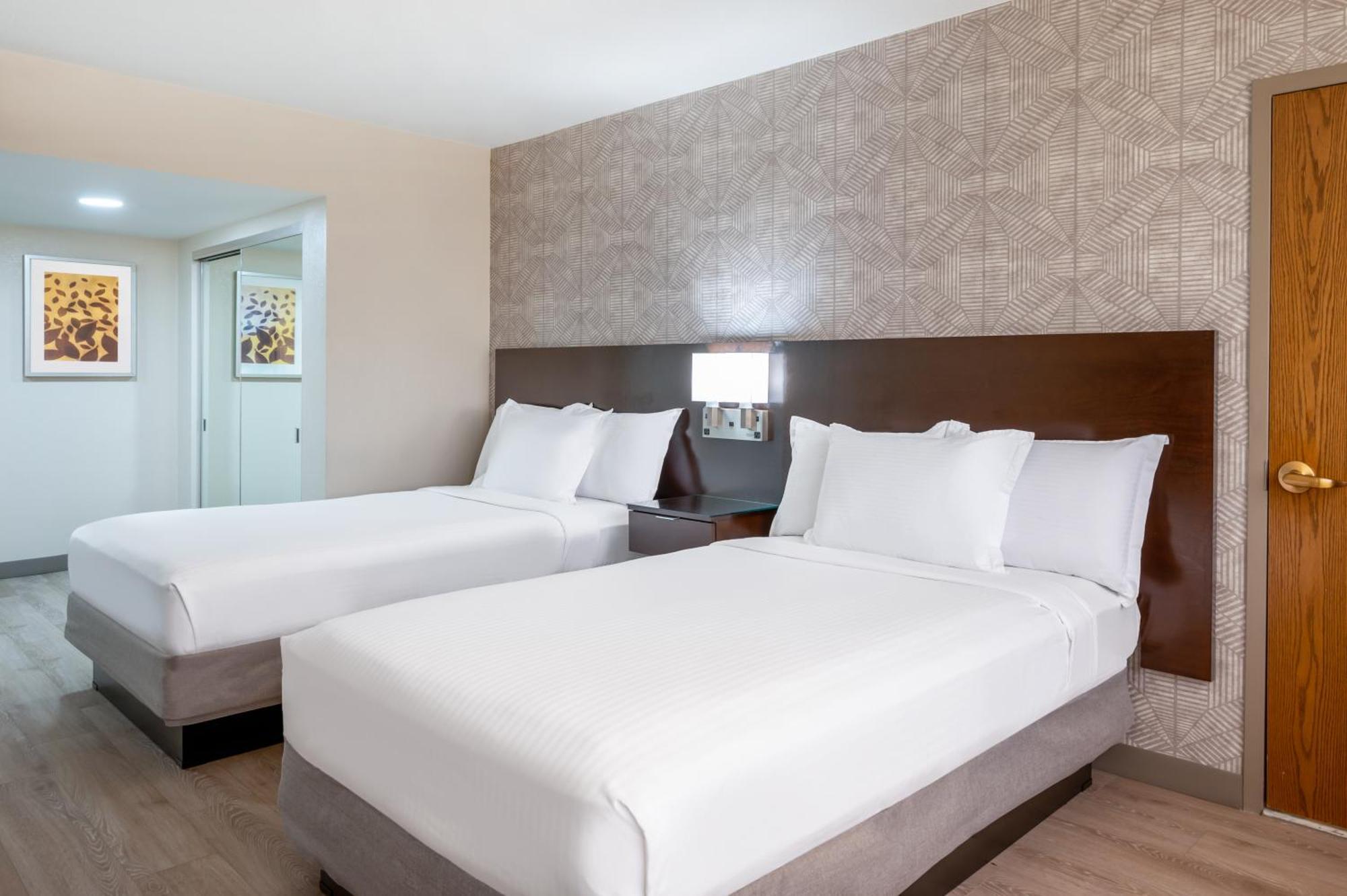 Wyndham Indianapolis Airport Hotel Bagian luar foto