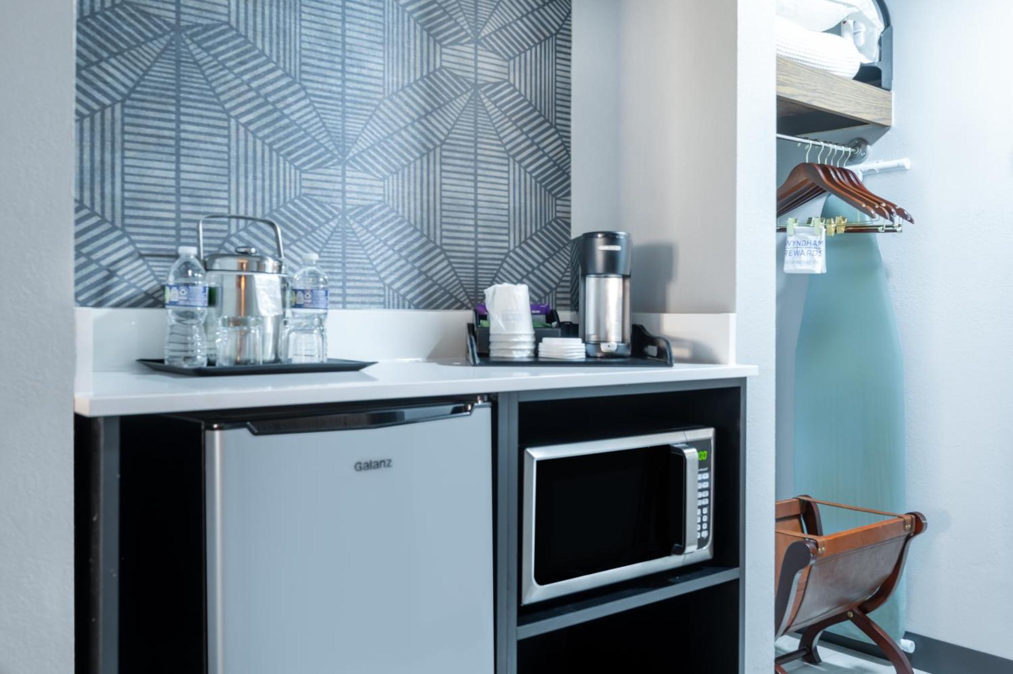 Wyndham Indianapolis Airport Hotel Bagian luar foto
