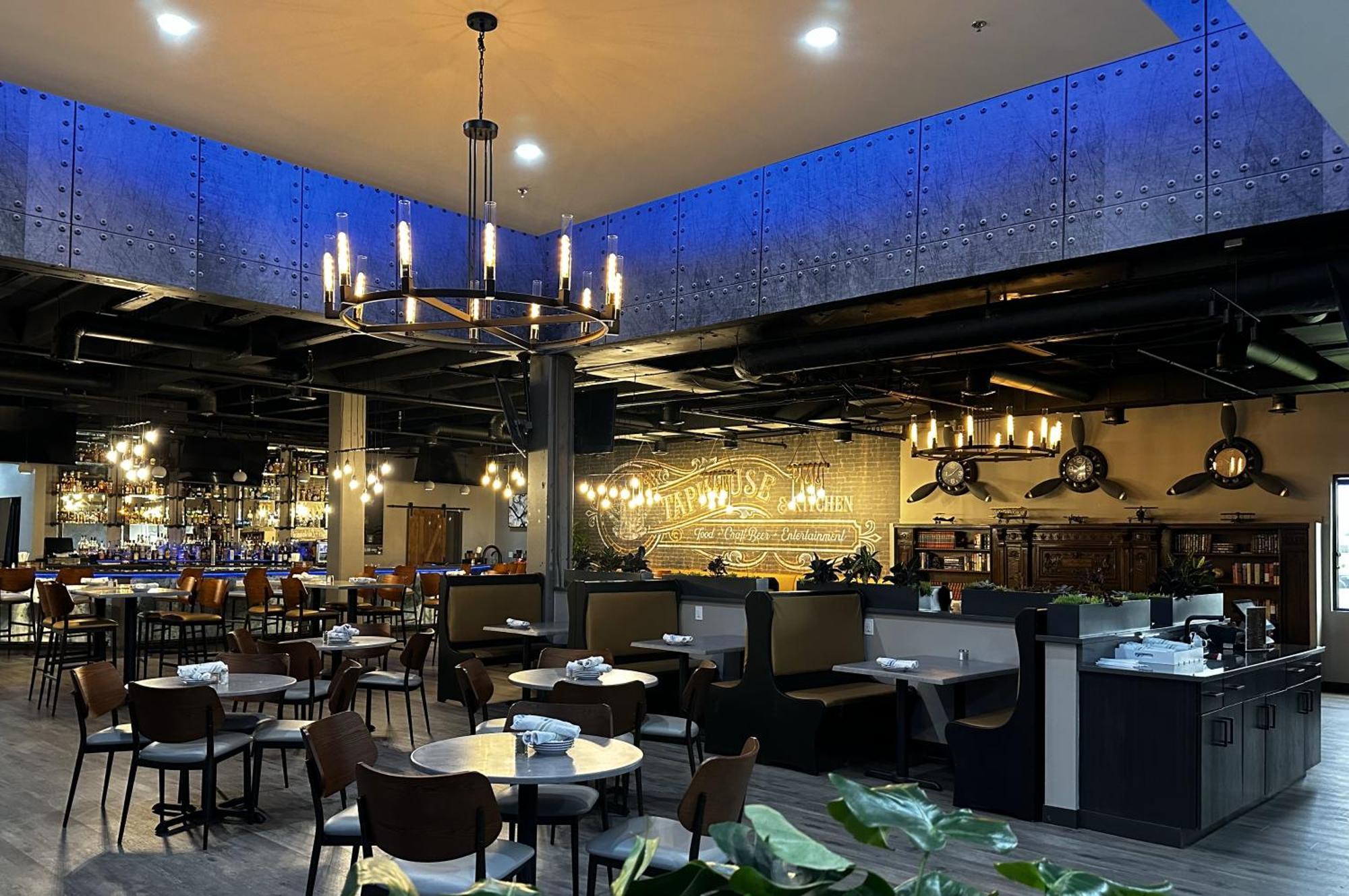 Wyndham Indianapolis Airport Hotel Bagian luar foto