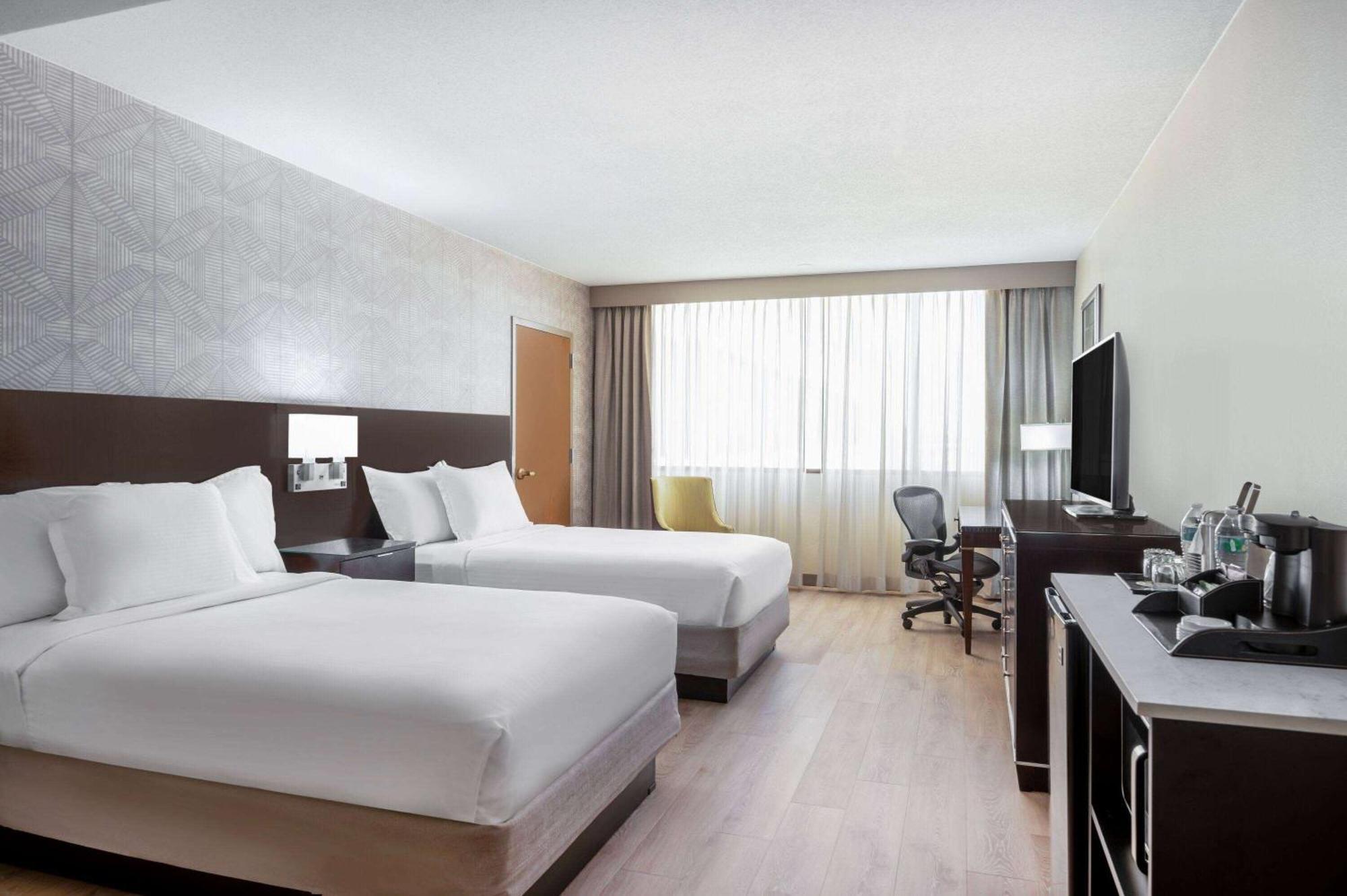 Wyndham Indianapolis Airport Hotel Bagian luar foto