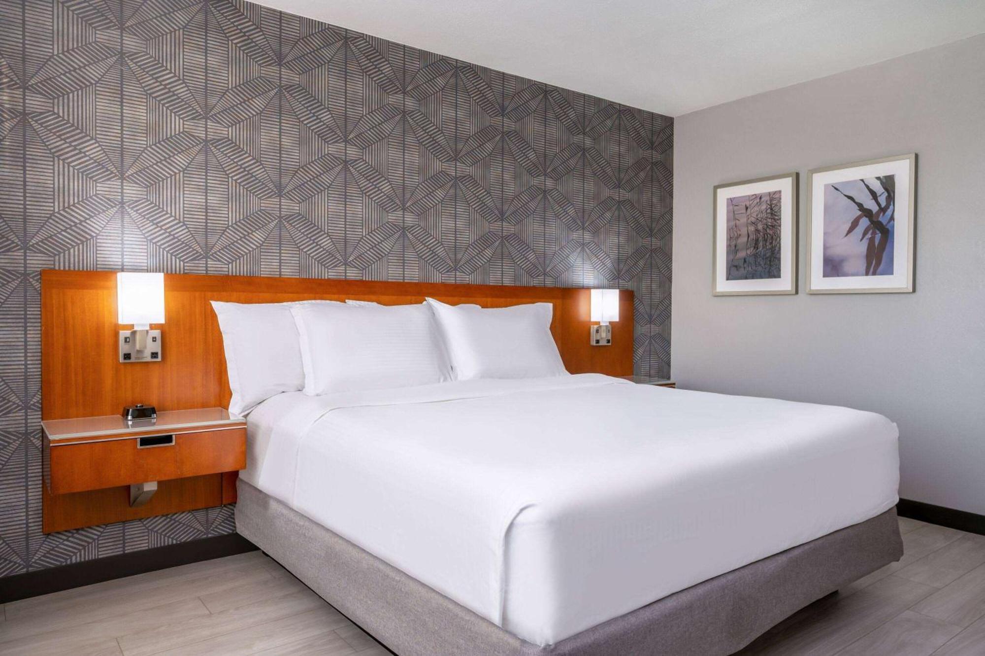 Wyndham Indianapolis Airport Hotel Bagian luar foto