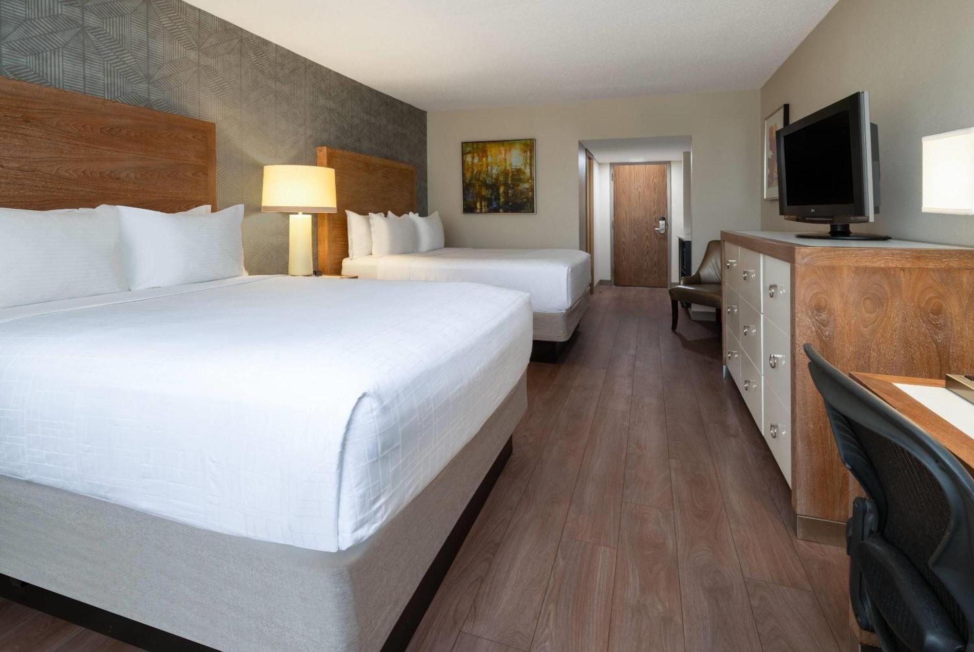 Wyndham Indianapolis Airport Hotel Bagian luar foto