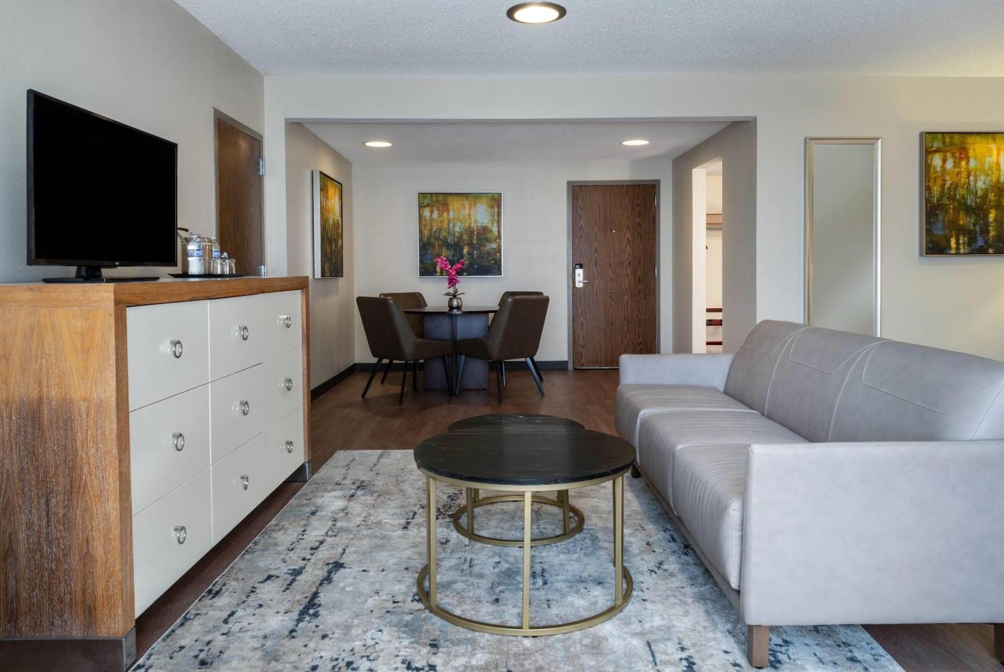 Wyndham Indianapolis Airport Hotel Bagian luar foto