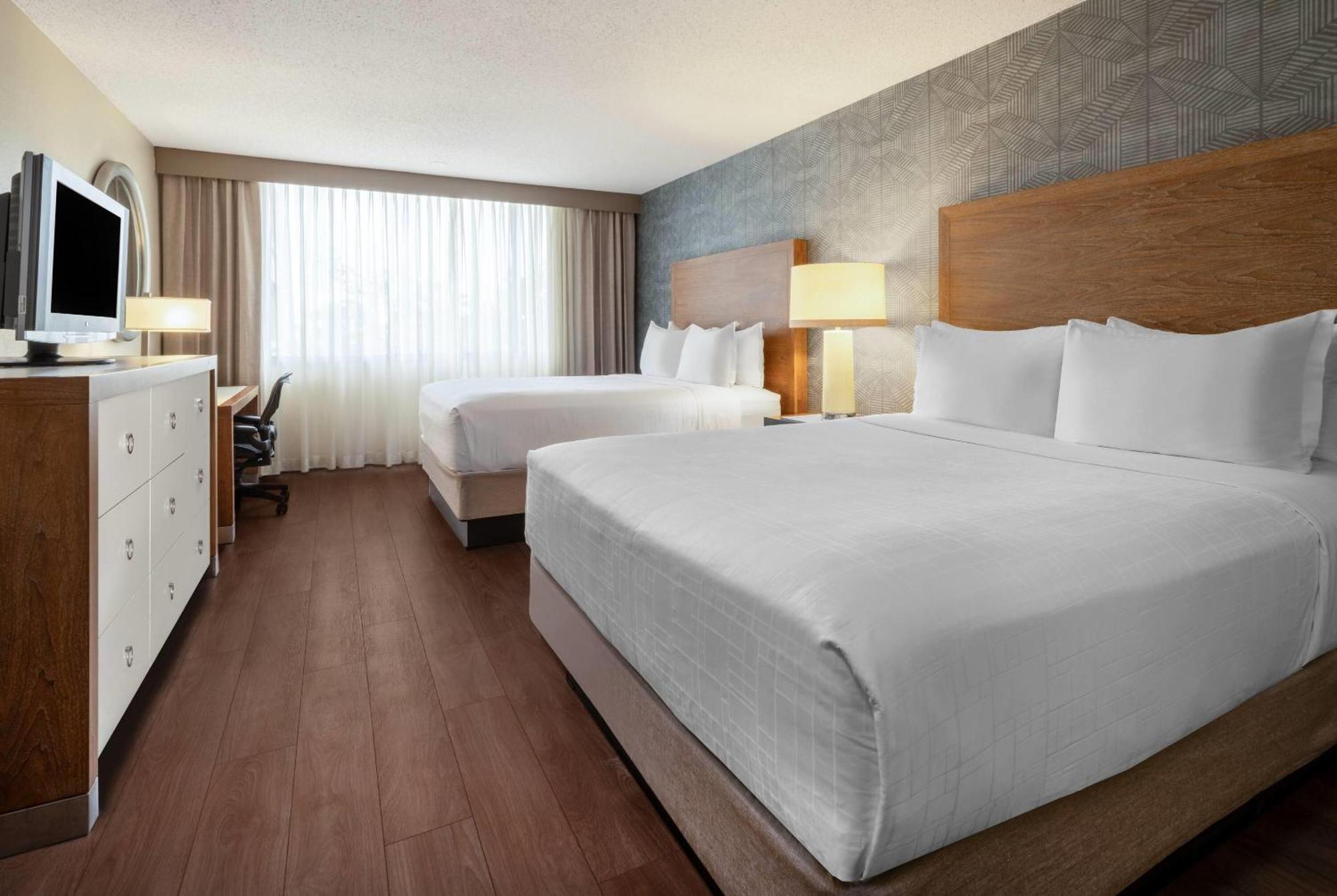 Wyndham Indianapolis Airport Hotel Bagian luar foto